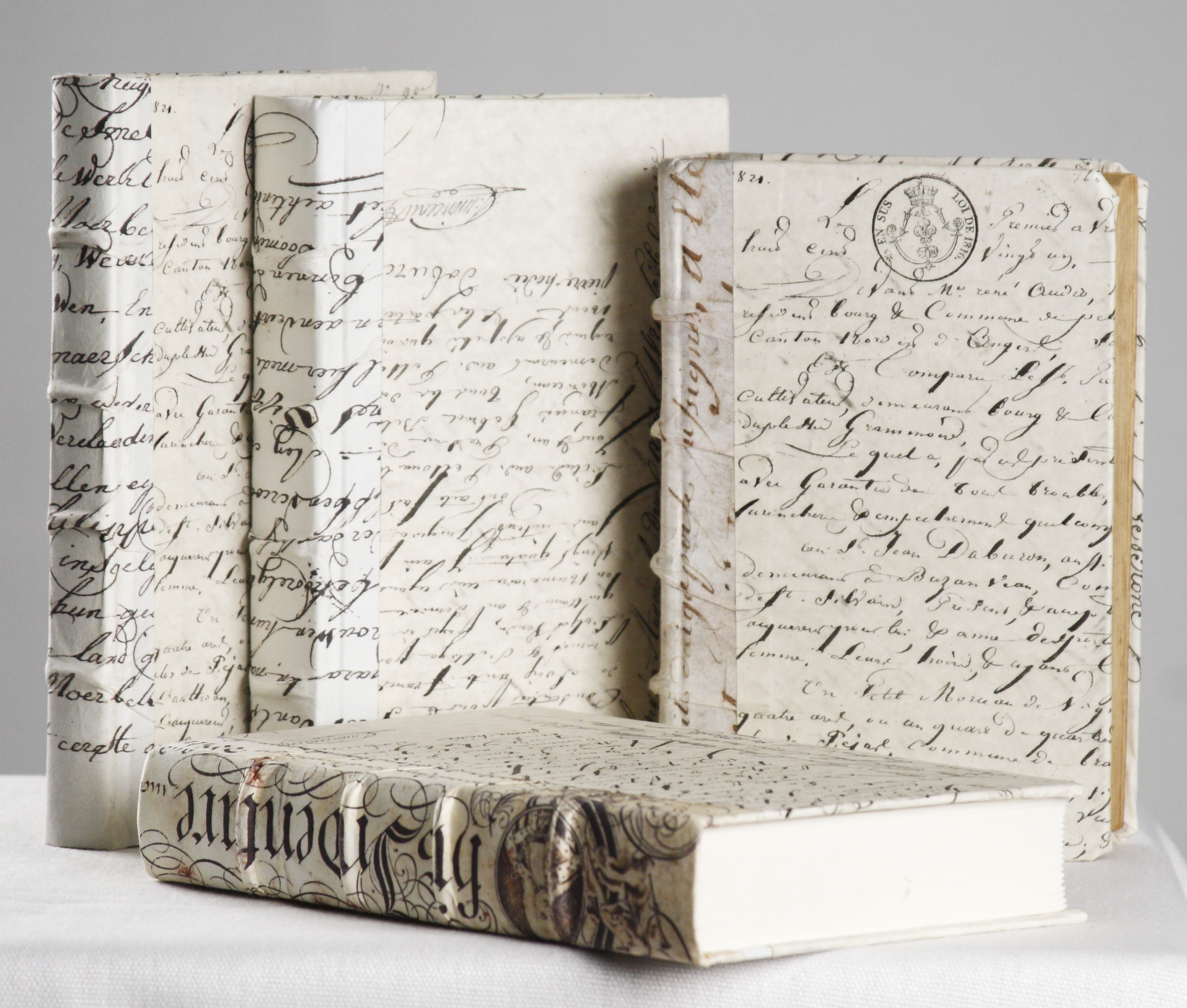 ANTIQUED SCRIPTED BOOK WHITE